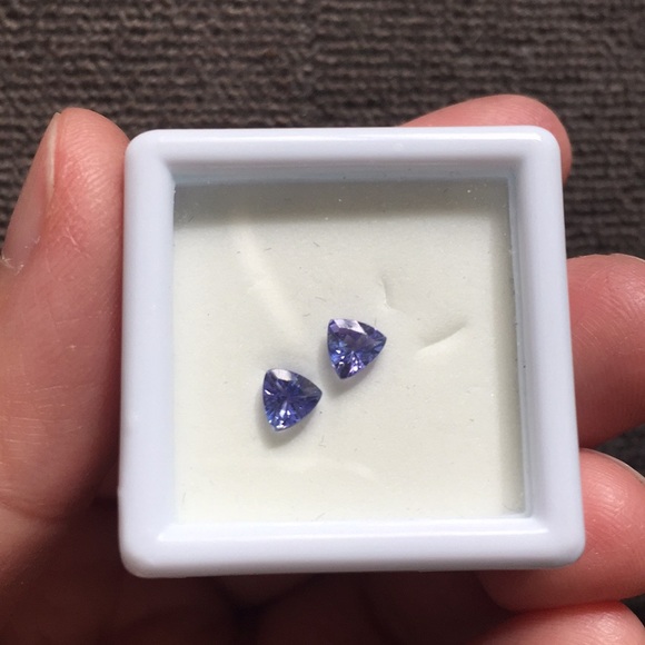 Bundle only ❤️2pcs trillion cut natural tanzanite - Picture 2 of 2